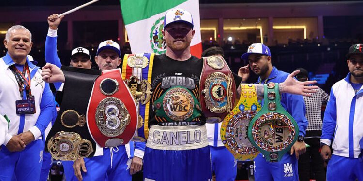 Canelo Álvarez retiene títulos de campeón indiscutido en una pelea con poca acción