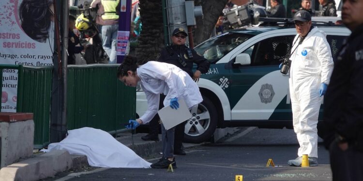 Brutal atentado en CDMX: ejecutan a dos funcionarios cercanos a Clara Brugada