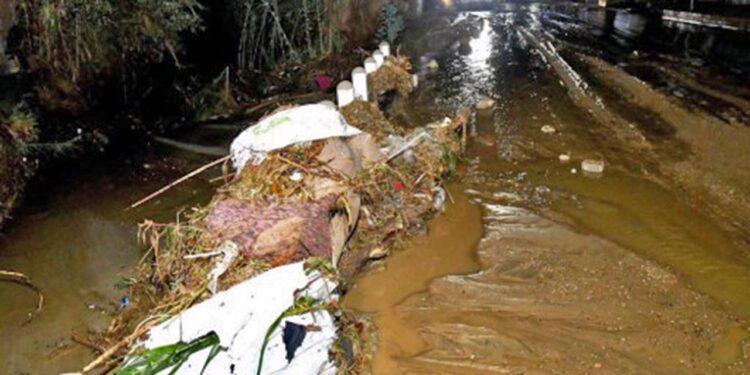 Foto: cortesía // Así amanecieron el domingo algunas calles de las colonias más afectadas en Xoxocotlán. Protección Civil Municipal apoyó a las familias afectadas.