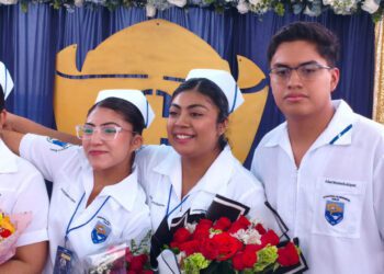 Alumnos de enfermería   reciben cofias e insignias 