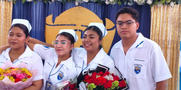 Alumnos de enfermería   reciben cofias e insignias 