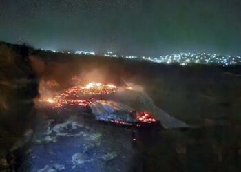 Bomberos controlan incendio de choza.