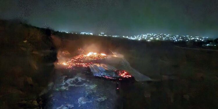 Bomberos controlan incendio de choza.
