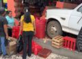 VIDEO | Camioneta sin frenos casi embiste a peatones y se estrella contra local en Oaxaca