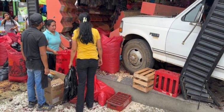 VIDEO | Camioneta sin frenos casi embiste a peatones y se estrella contra local en Oaxaca