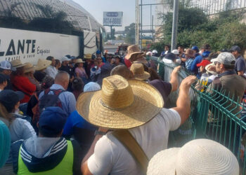 S-22 toma casetas y da paso libre; dice que crece el plantón