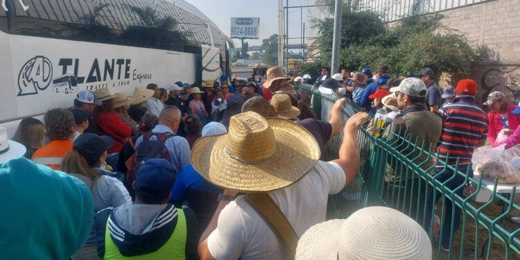 S-22 toma casetas y da paso libre; dice que crece el plantón