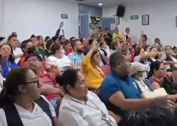 Trabajadores del Hospital Civil toman Dirección General y desconocen Cuerpo de Gobierno
