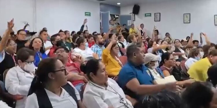 Trabajadores del Hospital Civil desconocen Cuerpo de Gobierno