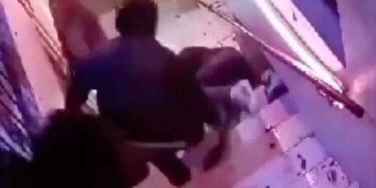 VIDEO | Salvaje golpiza en bar de Oaxaca: denuncian intento de homicidio contra pareja