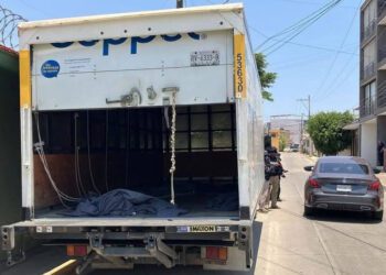 Atracan y vacían camión de Coppel en Oaxaca; lo dejan con las llaves en San Felipe del Agua