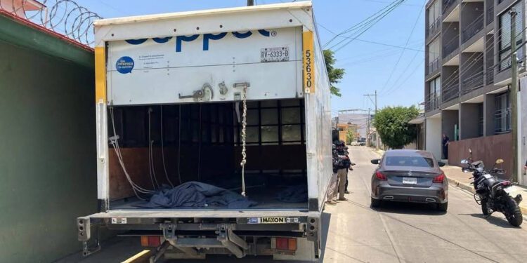 Atracan y vacían camión de Coppel en Oaxaca; lo dejan con las llaves en San Felipe del Agua