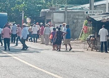 UNECACI bloquea tramo de la carretera Costera 200 para exigir pago por uso de tierras