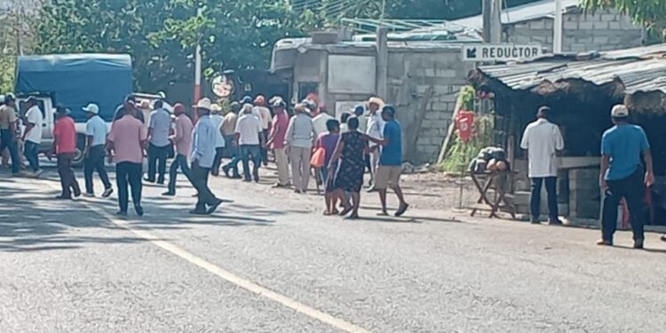 UNECACI bloquea tramo de la carretera Costera 200 para exigir pago por uso de tierras