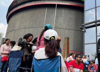 S-22 toma SAT; bloquean Afore y Bolsa Mexicana; dicen que son 27 mil plantonistas