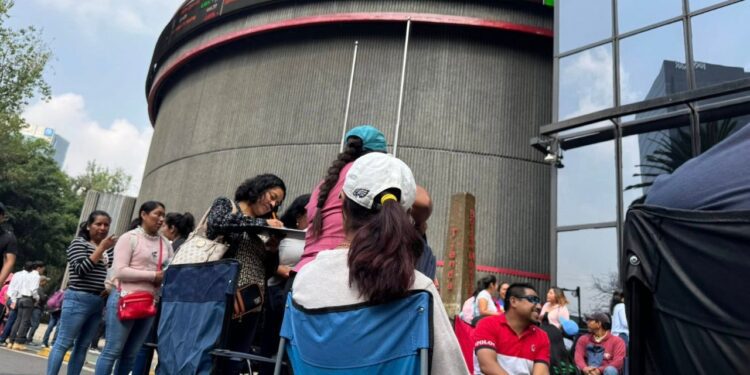 S-22 toma SAT; bloquean Afore y Bolsa Mexicana; dicen que son 27 mil plantonistas