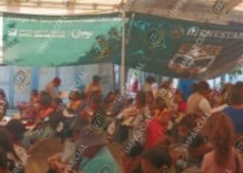 Concluye entrega de tarjetas de apoyo de uniformes escolares