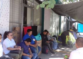 Cumple 23 días de huelga en el IEBO; ¿cuáles son sus demandas?