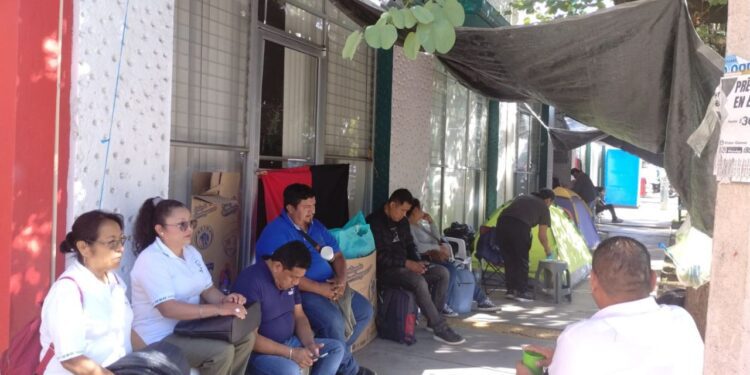 Cumple 23 días de huelga en el IEBO; ¿cuáles son sus demandas?