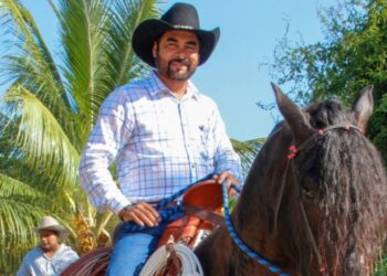 VIDEO: Cae edil de Colotepec durante cabalgata; su gobierno, también tambaleante