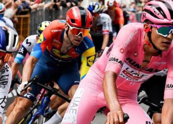 Del Toro llega segundo, pero sigue de líder en el Giro de Italia