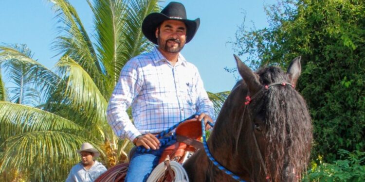 VIDEO: Cae edil de Colotepec durante cabalgata; su gobierno, también tambaleante