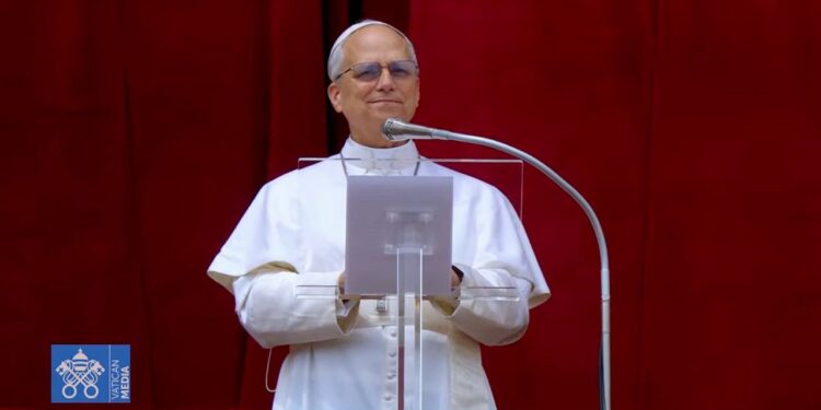 El Papa León XIV reza por la paz mundial en su primer Regina Coeli ante una plaza de San Pedro abarrotada