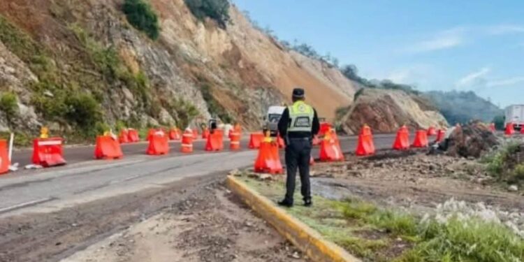 Cierran circulación vial en autopista Cuacnopalan-Oaxaca (570)