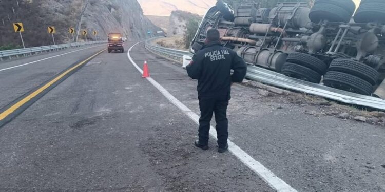 Mitla-Tehuantepec sigue cerrada tras volcadura de pipa; te decimos dónde desviarte