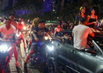 El Acamoto es motivo de debate entre quienes lo ven como una fuente de ingresos turísticos, y aquellos que lo consideran un evento desbordado.