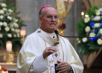 Foto: Adrián Gaytán // El arzobispo Pedro Vázquez Villalobos, durante su homilía dominical, llama a los fieles católicos a convertirse en promotores de la paz.
