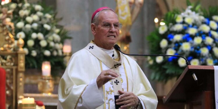 Foto: Adrián Gaytán // El arzobispo Pedro Vázquez Villalobos, durante su homilía dominical, llama a los fieles católicos a convertirse en promotores de la paz.