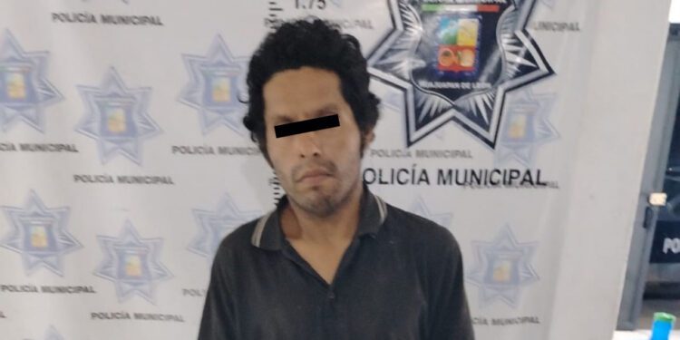 El hombre de 28 años de edad fue asegurado por la Policía Municipal.