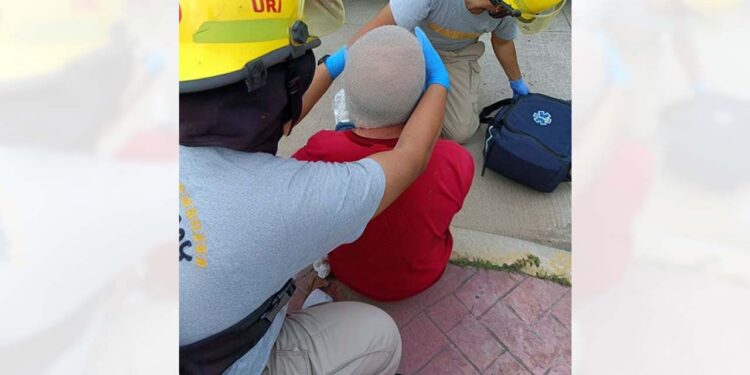 El joven de 17 años derrapó y se lesionó.