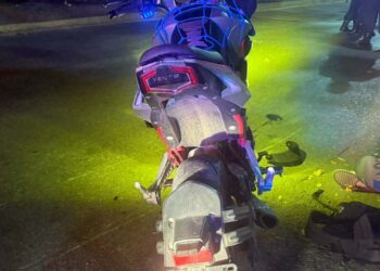 El joven de 18 años resultó lesionado y fue trasladado en código rojo al hospital.