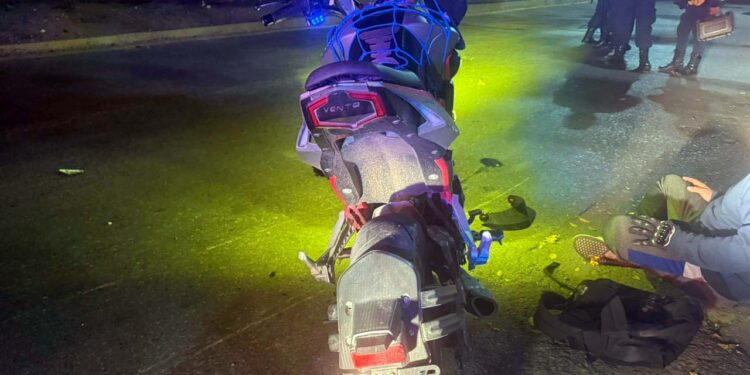 El joven de 18 años resultó lesionado y fue trasladado en código rojo al hospital.