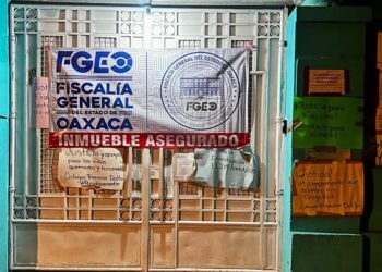 El portón principal ya muestra los sellos de la Fiscalía del Estado.