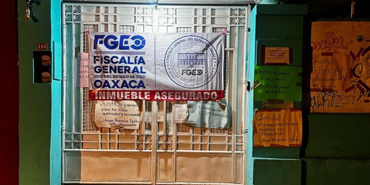El portón principal ya muestra los sellos de la Fiscalía del Estado.
