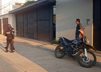 El propio afectado, Luis S. T., salió a recibir a los policías y negó el acceso al interior.