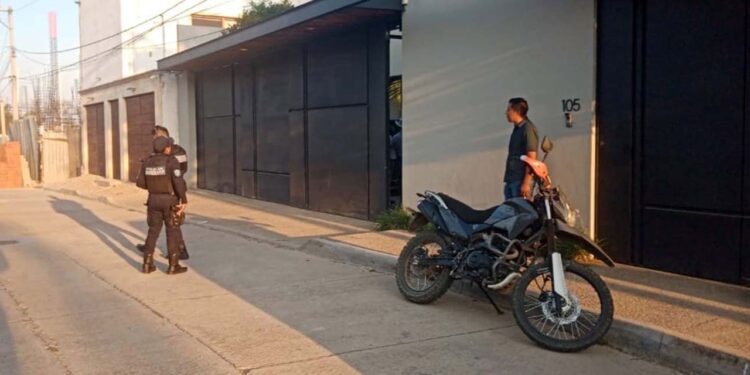 El propio afectado, Luis S. T., salió a recibir a los policías y negó el acceso al interior.