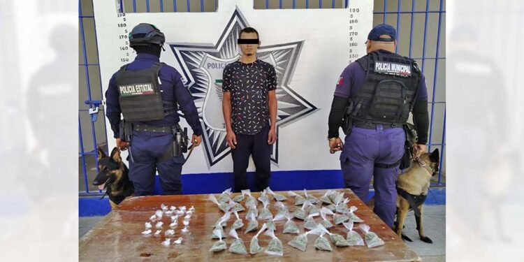 El sujeto llevaba entre sus pertenencias un total de 59 dosis de presuntas drogas.