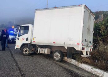El tráiler blanco quedó atravesado en diagonal sobre la carpeta asfáltica.