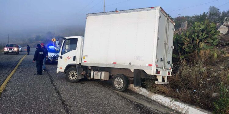 El tráiler blanco quedó atravesado en diagonal sobre la carpeta asfáltica.