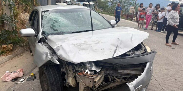 El vehículo quedó casi destrozado por el impacto de la camioneta.