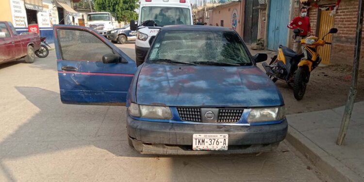 El vehículo estaba estacionado en la calle.