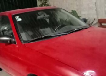 El vehículo robado es color guinda.