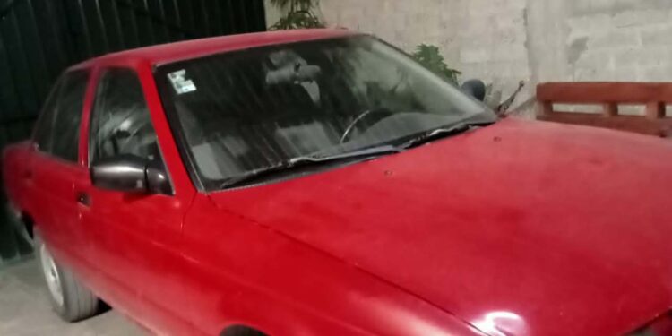 El vehículo robado es color guinda.