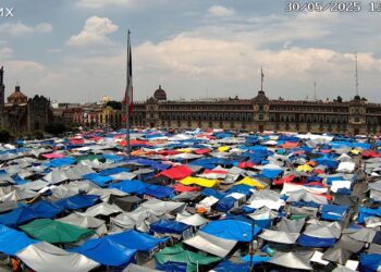 Foto: internet // Este viernes así lucía el Zócalo capitalino que ha sido tomado por más de 15 días por integrantes de la CNTE. Hoy definen si levantan el paro o continúan con las movilizaciones.