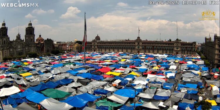 Foto: internet // Este viernes así lucía el Zócalo capitalino que ha sido tomado por más de 15 días por integrantes de la CNTE. Hoy definen si levantan el paro o continúan con las movilizaciones.