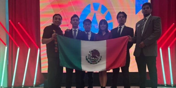 Alumnos del ITO se bañan de oro en Competencia Internacional de Ciencia y Tecnología en Brasil 2025